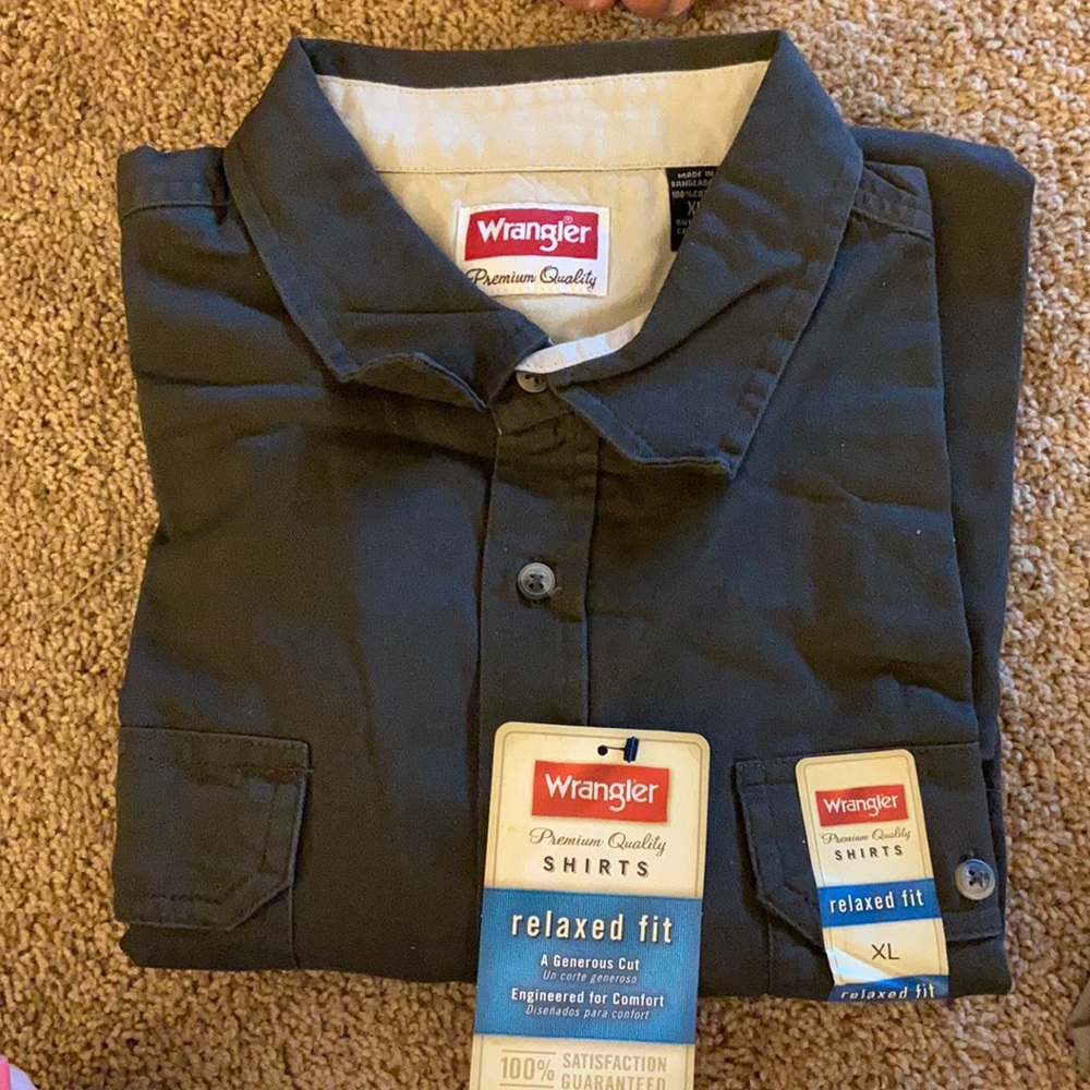 Wrangler Button Up Dress shirt / Relaxed fit